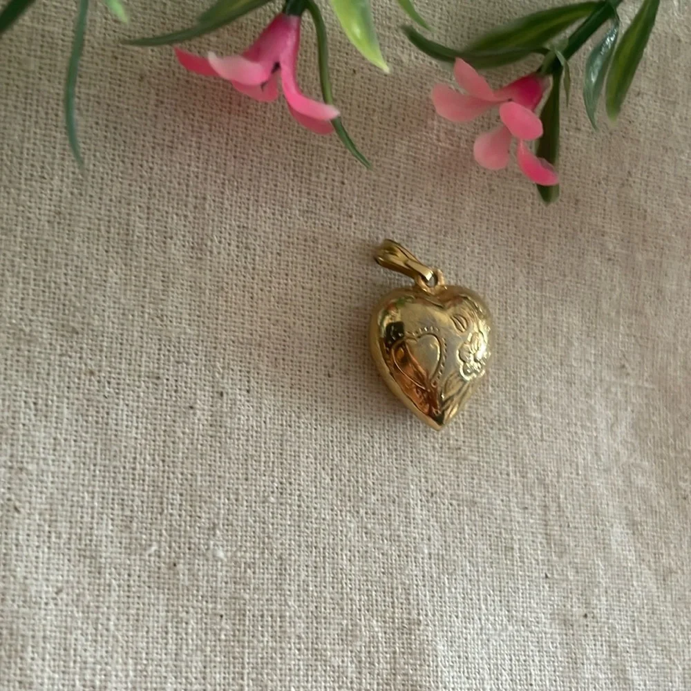 ROMANTIC Gold Heart Pendant - Picture 7 of 9